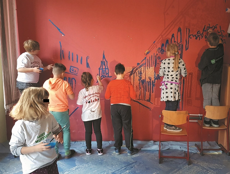 Schülerinnen und Schüler gestalten den Kreativraum des Hortes © Grundschule Mutzschen