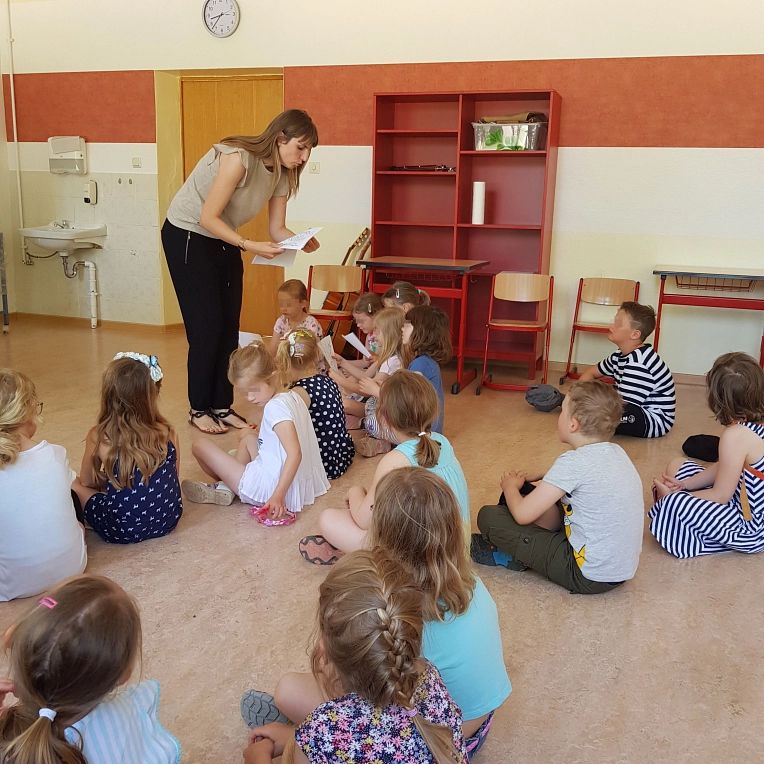Kindergartenkinder im Klassenraum © Grundschule Mutzschen